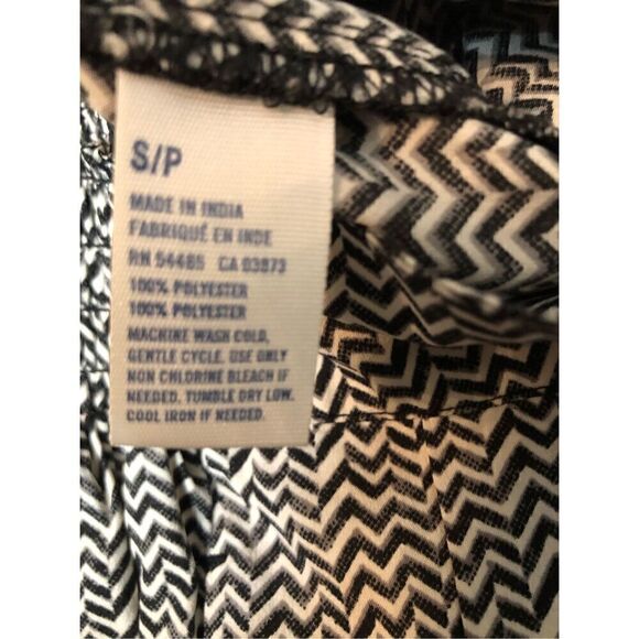 American Eagle Outfitters Chevron High Rise Shorts. White with black and gray ch - Picture 10 of 11